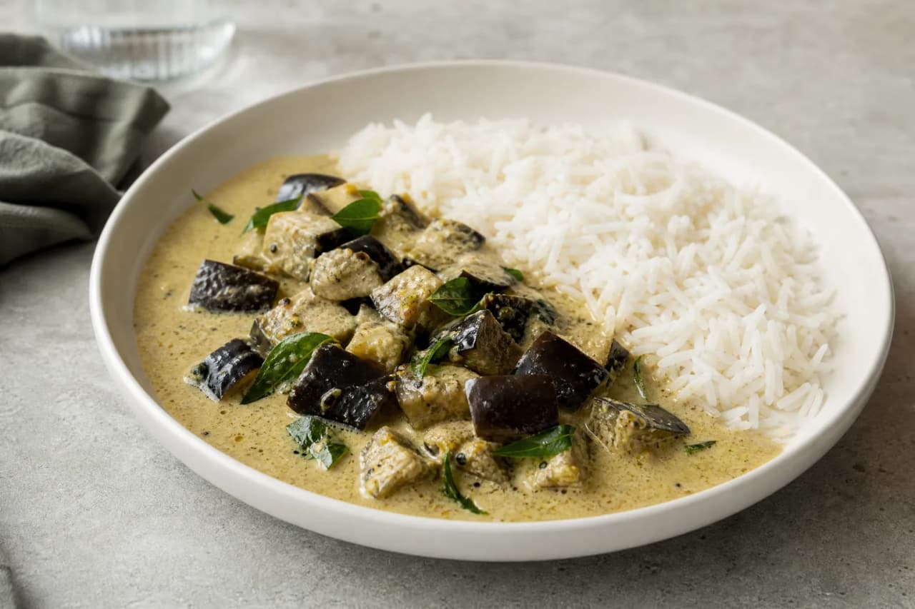 Auberginen-Curry mit Reis, angerichtet