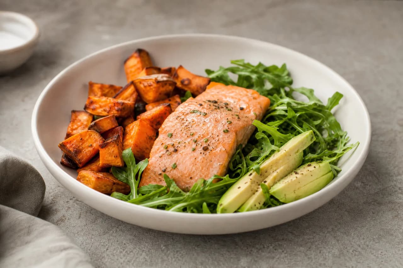 Lachs-Bowl mit Süßkartoffel, angerichtet