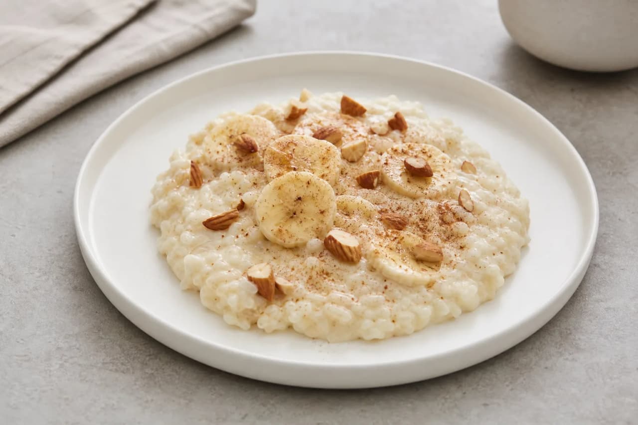 Milchreis mit Banane und Mandeln, angerichtet