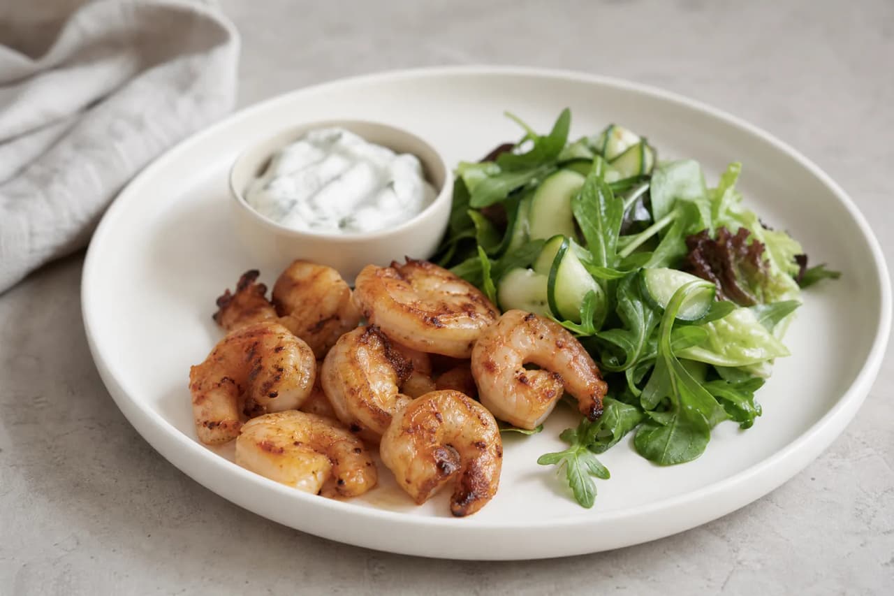 Garnelen mit Quarkdip und Salat, angerichtet