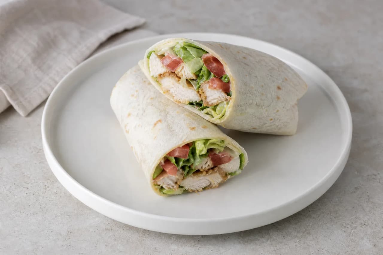 Hähnchenwrap mit Joghurtsoße, angerichtet