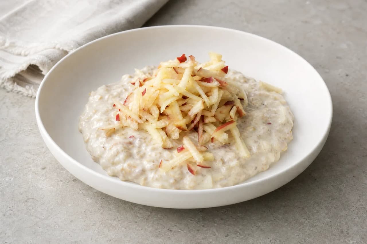 Overnight Oats mit Apfel, angerichtet