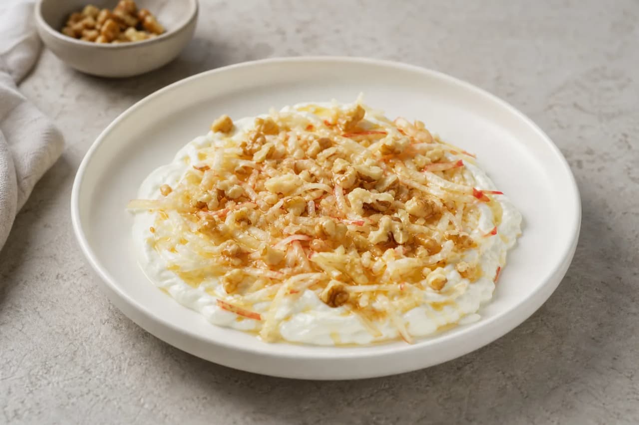 Joghurt mit Apfel und Walnüssen, angerichtet
