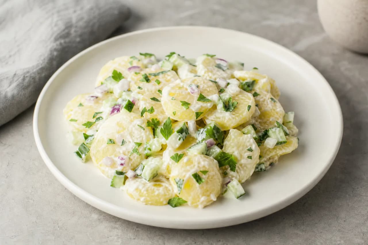 Kartoffelsalat mit Gurke, angerichtet