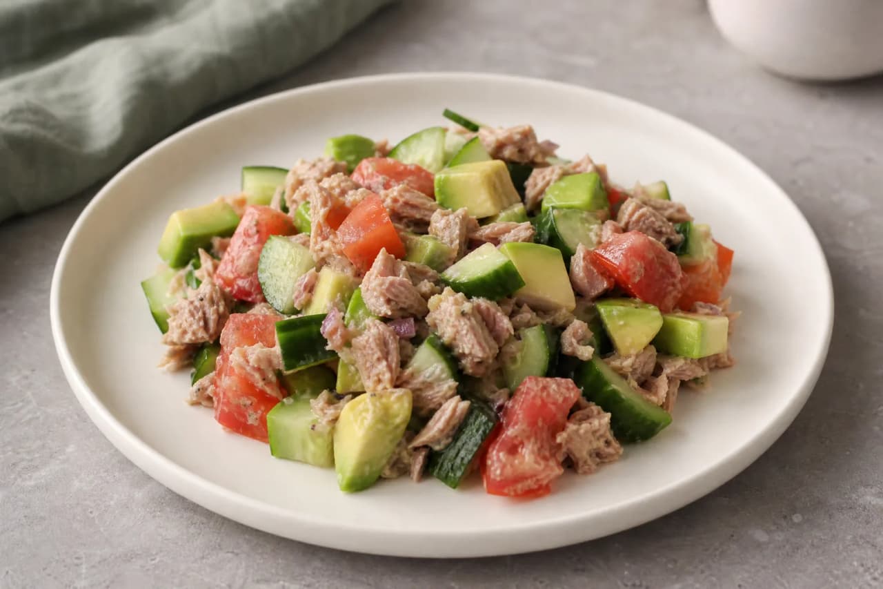 Thunfisch-Avocado-Salat, angerichtet