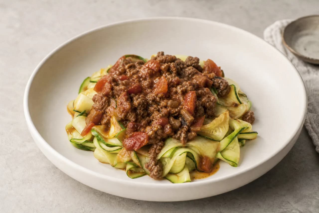 Zucchininudeln mit Bolognese, angerichtet
