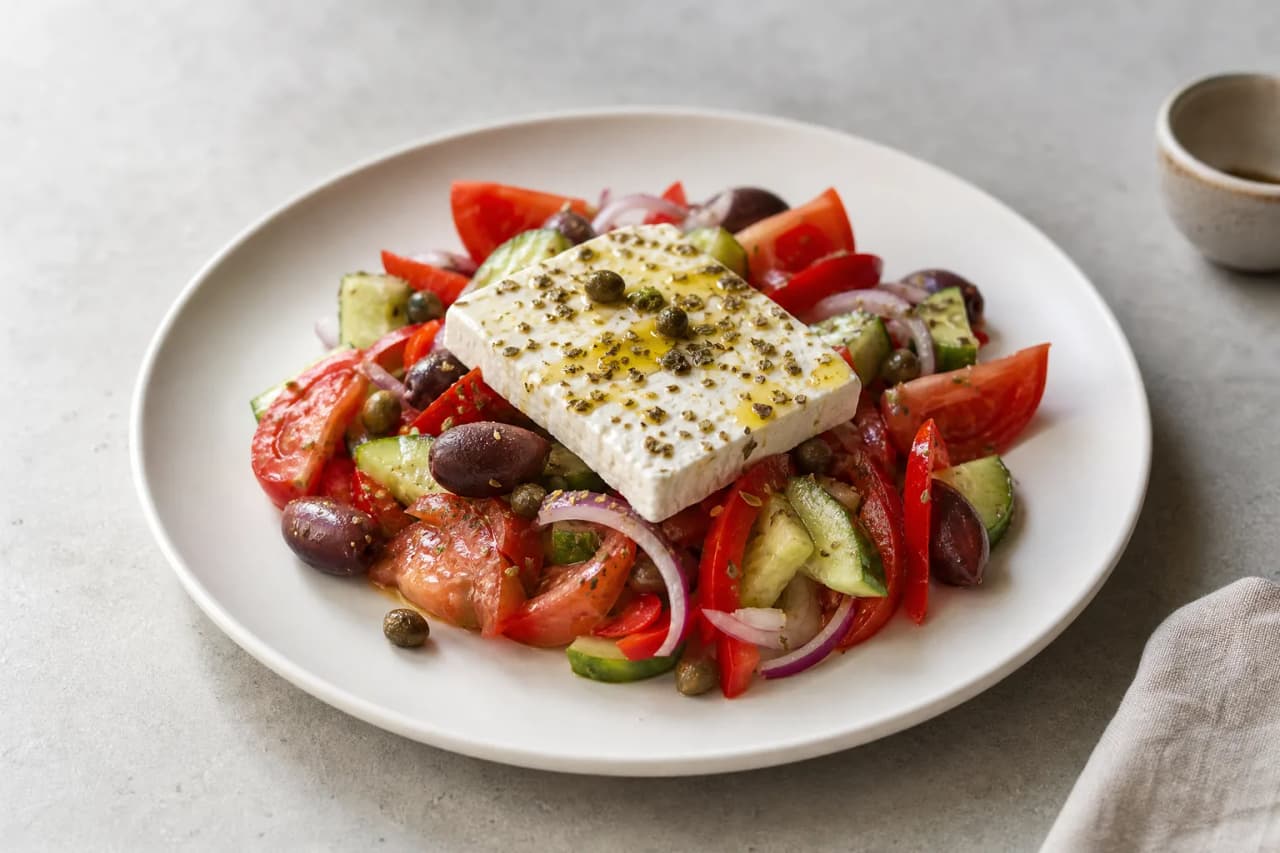Griechischer Salat, angerichtet