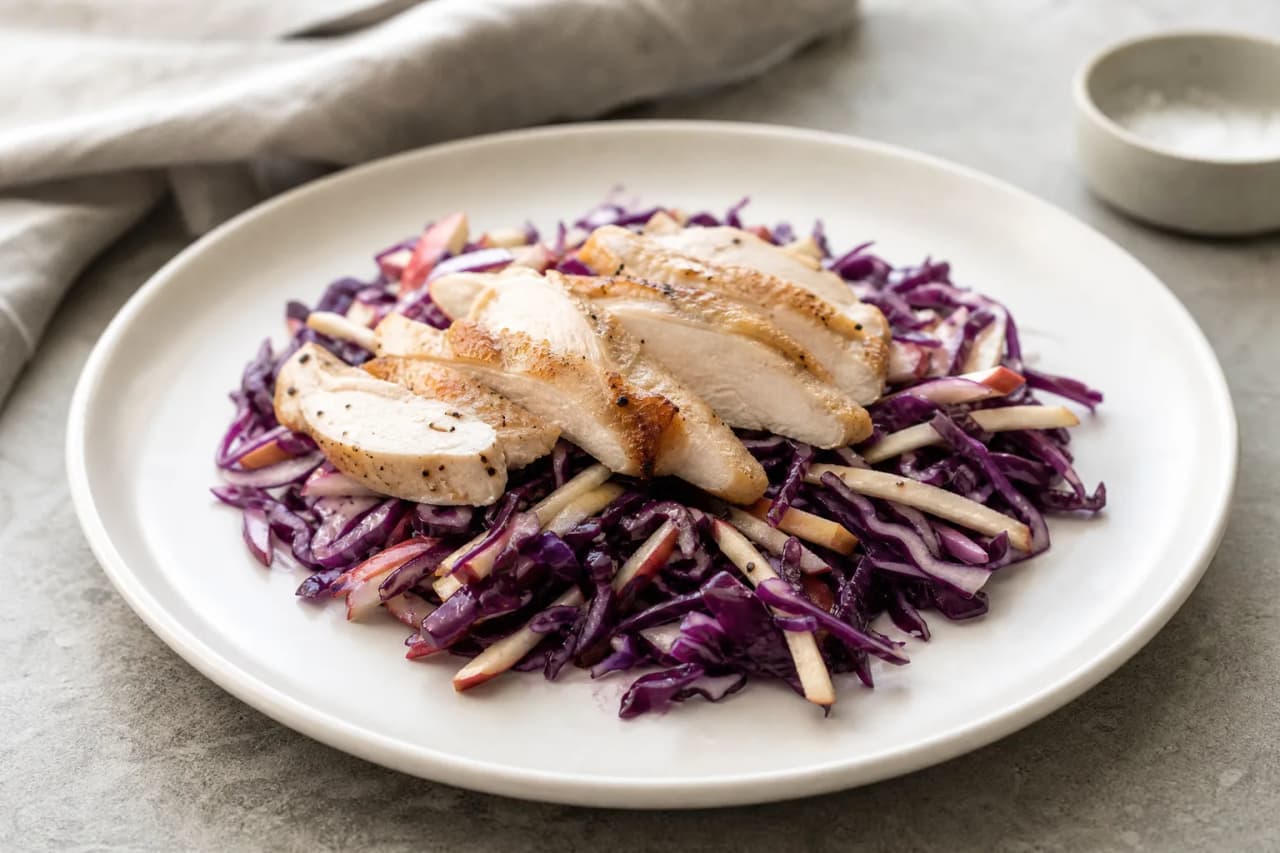 Rotkohlsalat mit Hähnchen, angerichtet