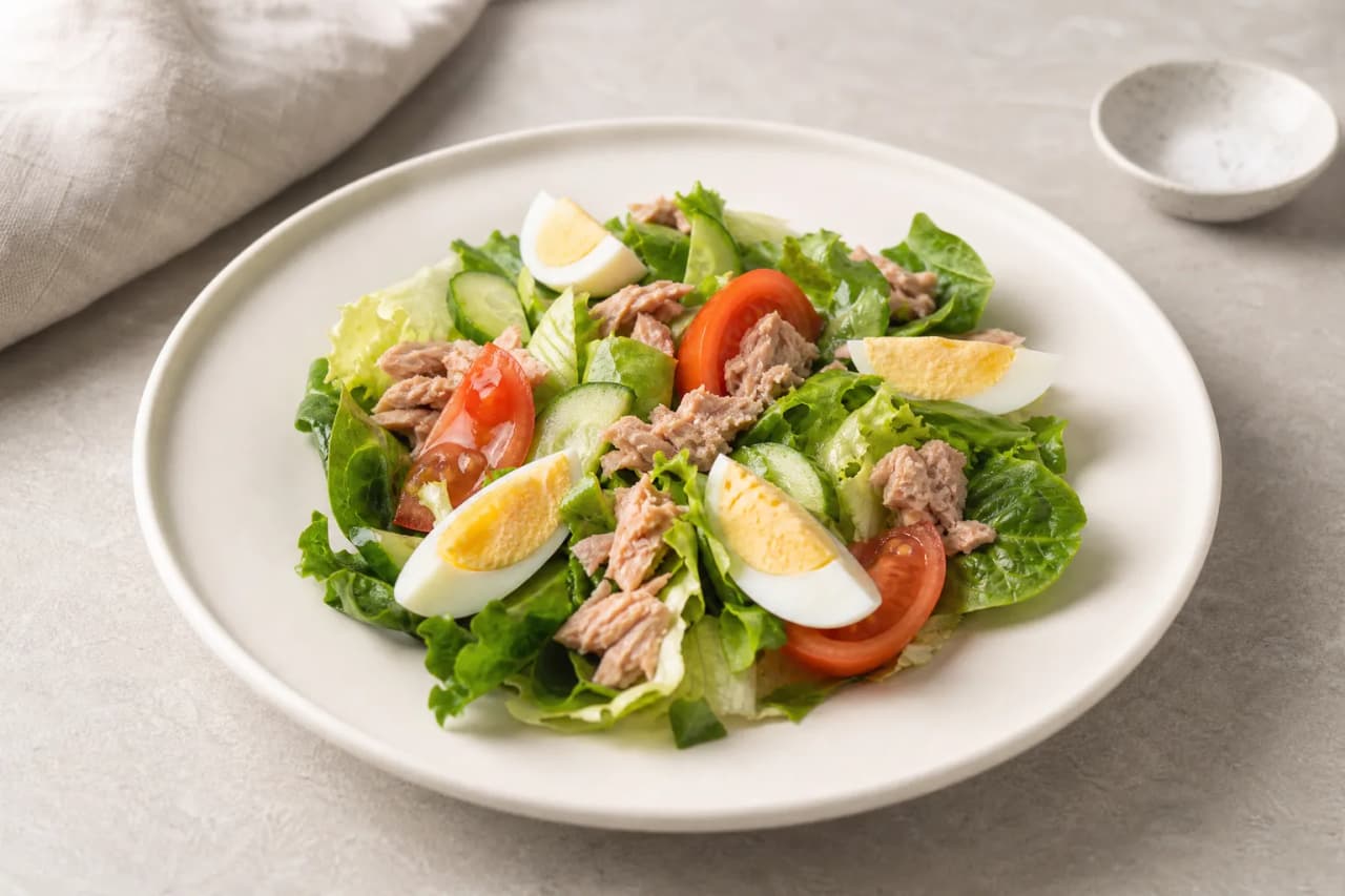 Salat mit Ei und Thunfisch, angerichtet