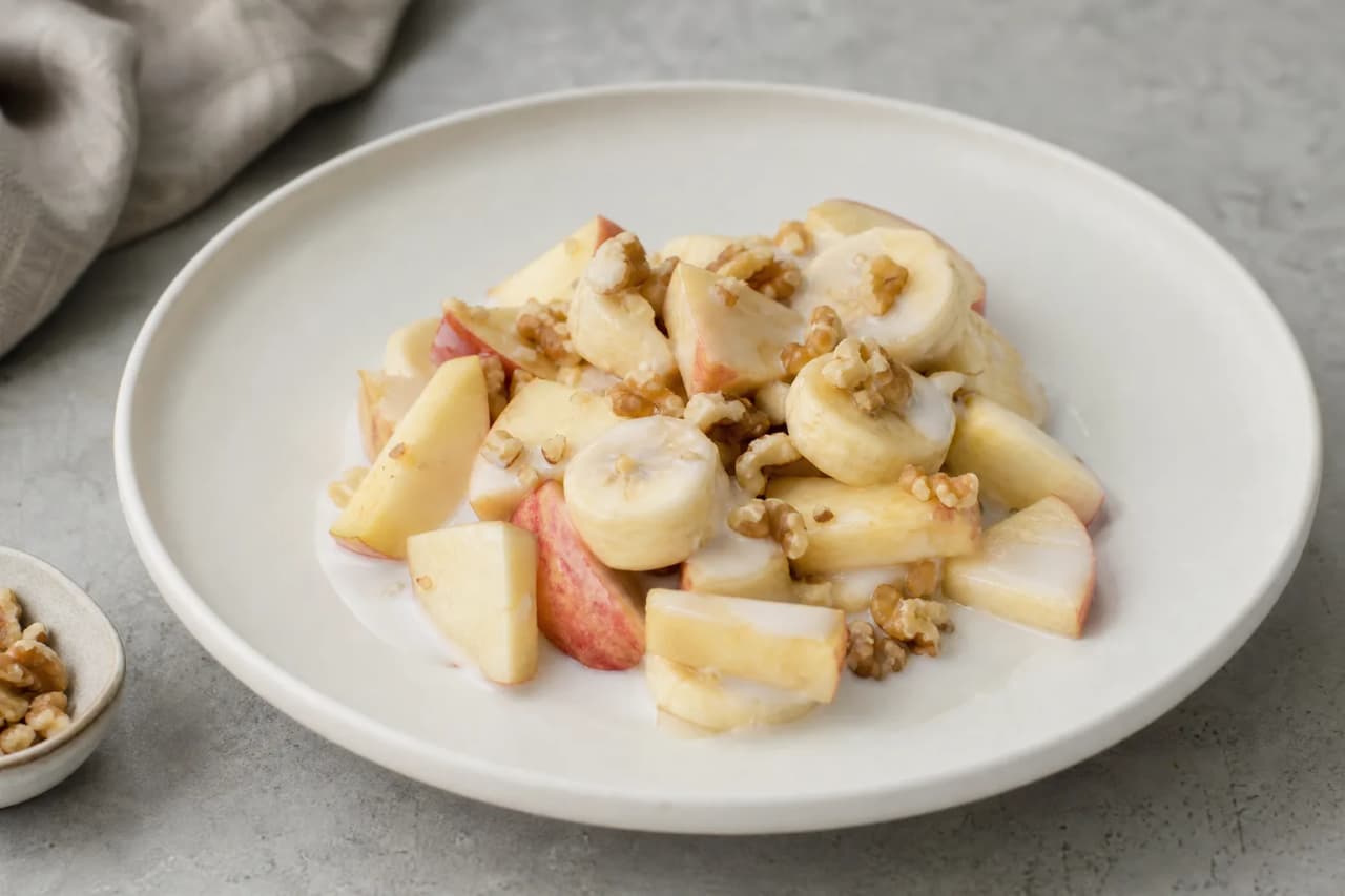 Obstsalat mit Walnüssen und Kokos, angerichtet