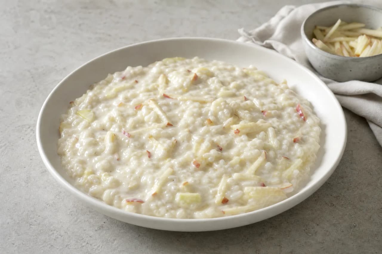 Reisbrei mit Kokosmilch und Apfel, angerichtet