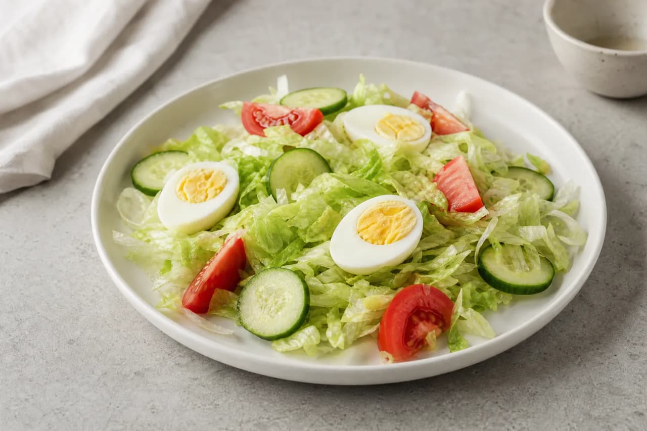 Salatteller mit Ei, angerichtet