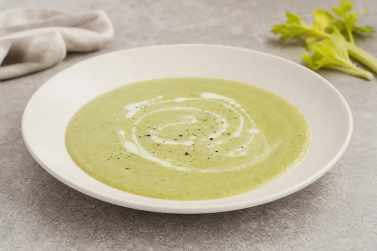 Selleriesuppe mit Kartoffeln, angerichtet