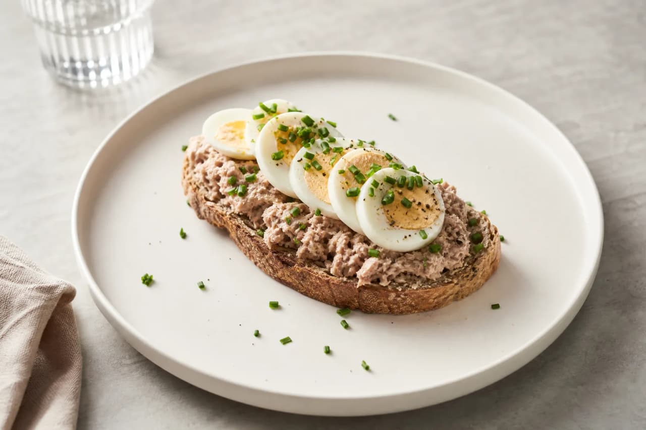 Thunfisch-Ei-Brot, angerichtet