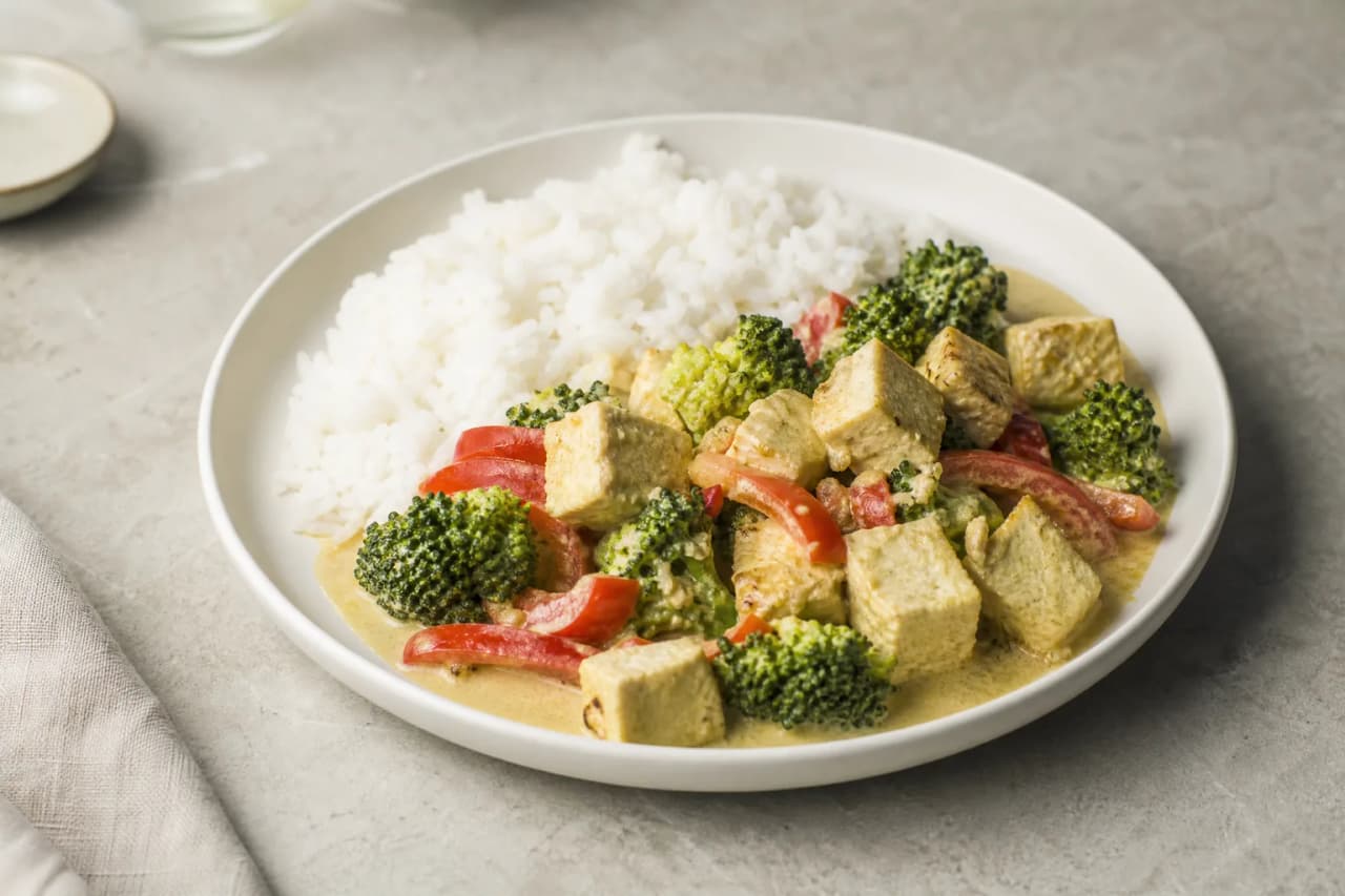 Tofucurry mit Kokos, angerichtet