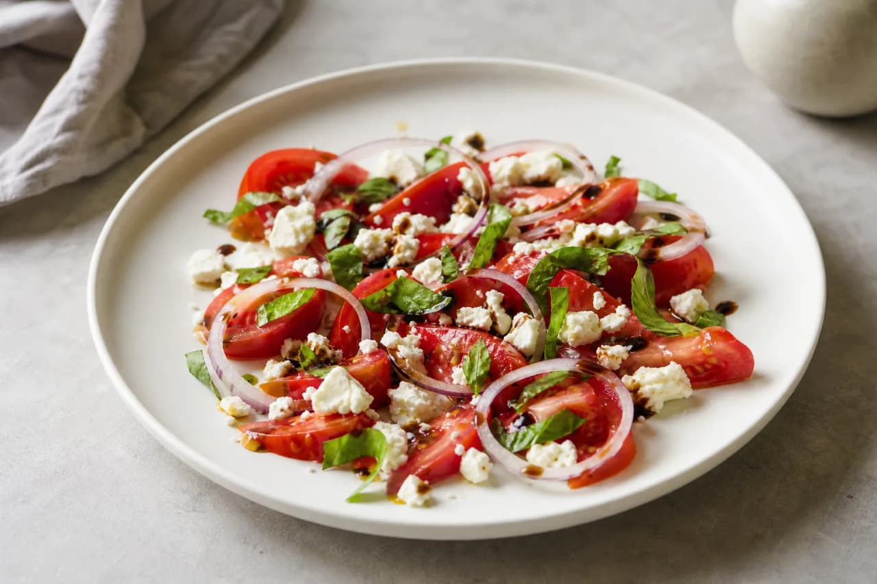 Tomaten-Feta-Salat, angerichtet