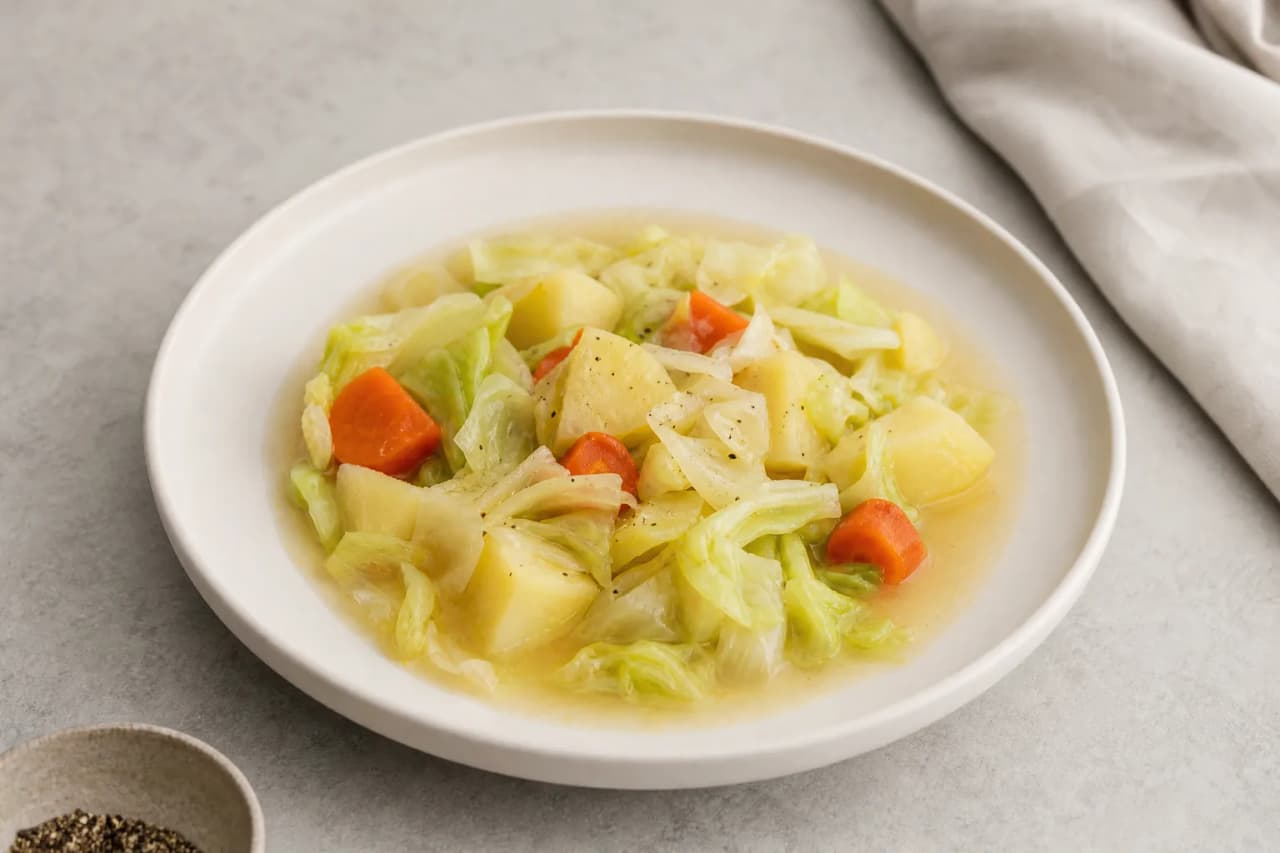 Weißkohleintopf mit Kartoffeln, angerichtet
