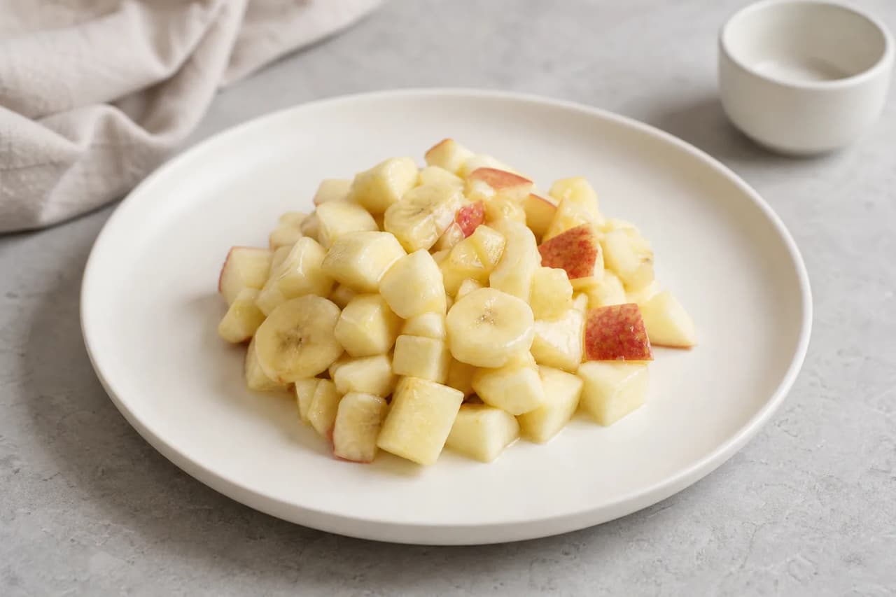 Obstsalat mit Apfel und Banane, angerichtet