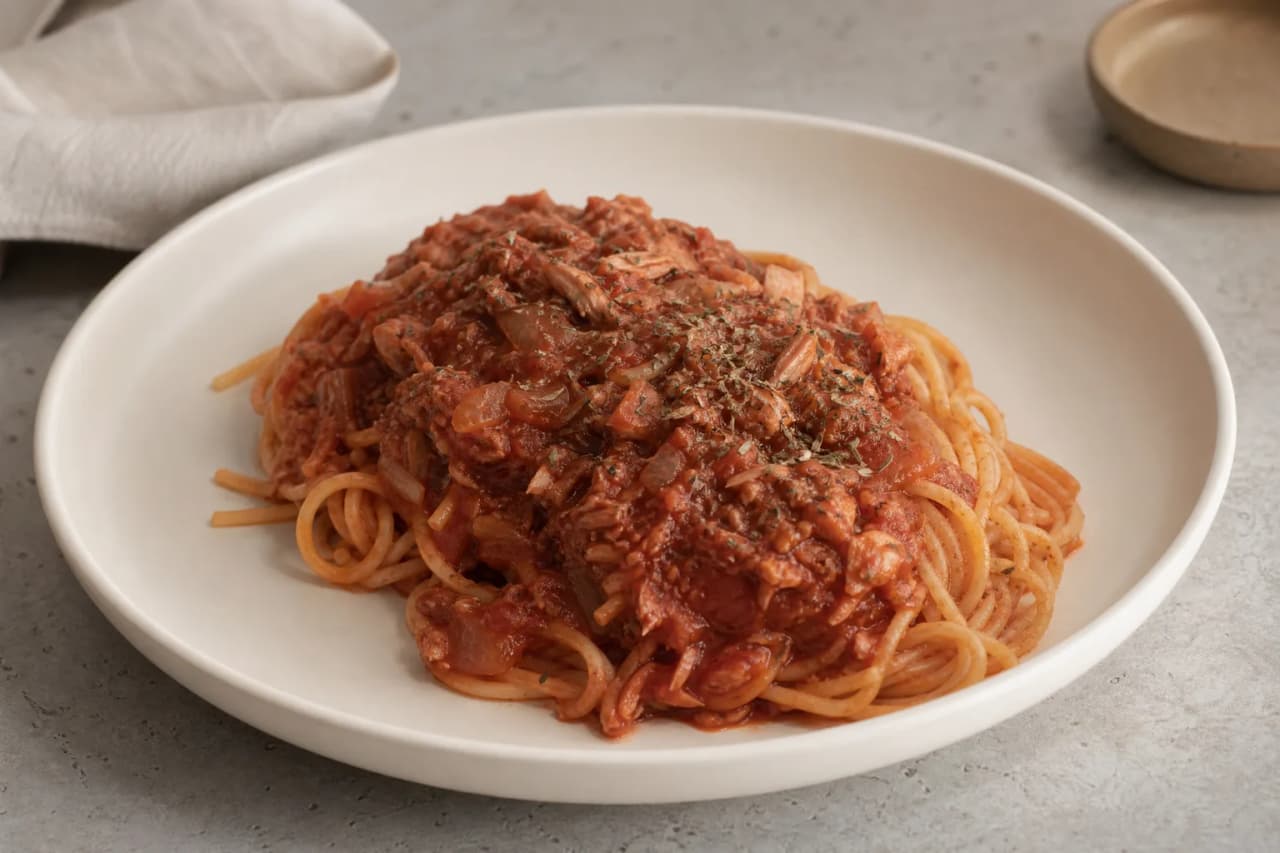 Spaghetti mit Thunfischsoße, angerichtet